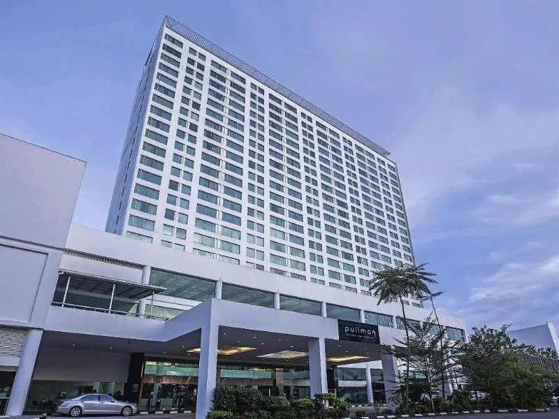 Außenansicht des Pullman Kuching Hotel mit hohem Hotelturm
