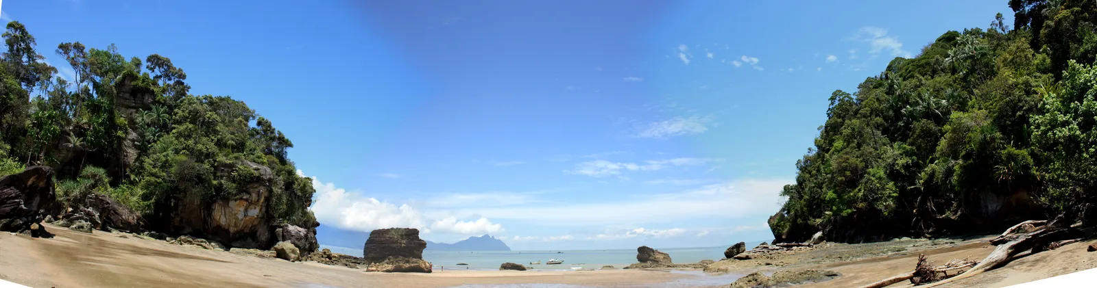 Hutan hujan dan pantai berbatu di Taman Nasional Bako