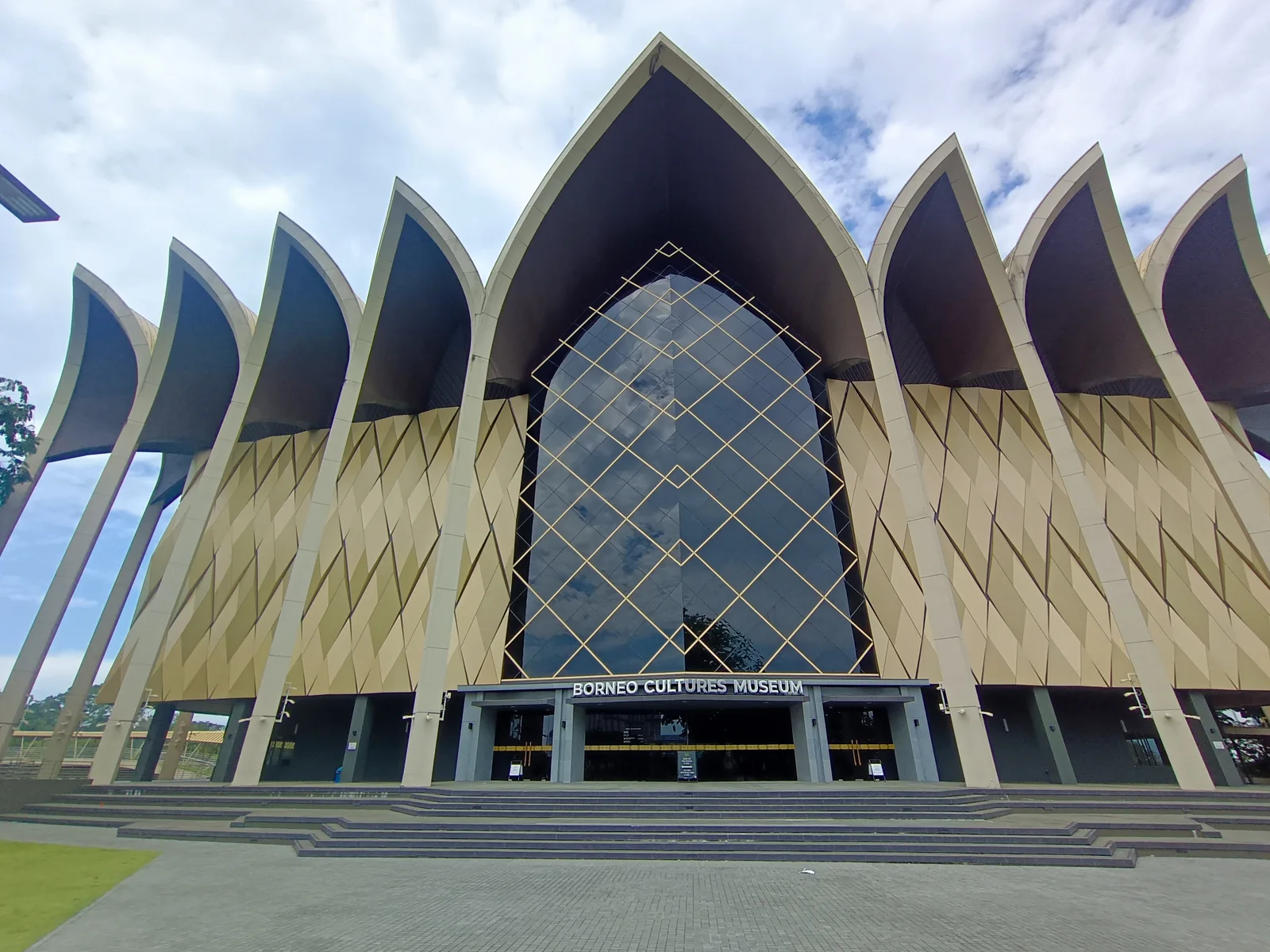 Museum Kebudayaan Borneo dengan bentuk atapnya yang khas di Kuching