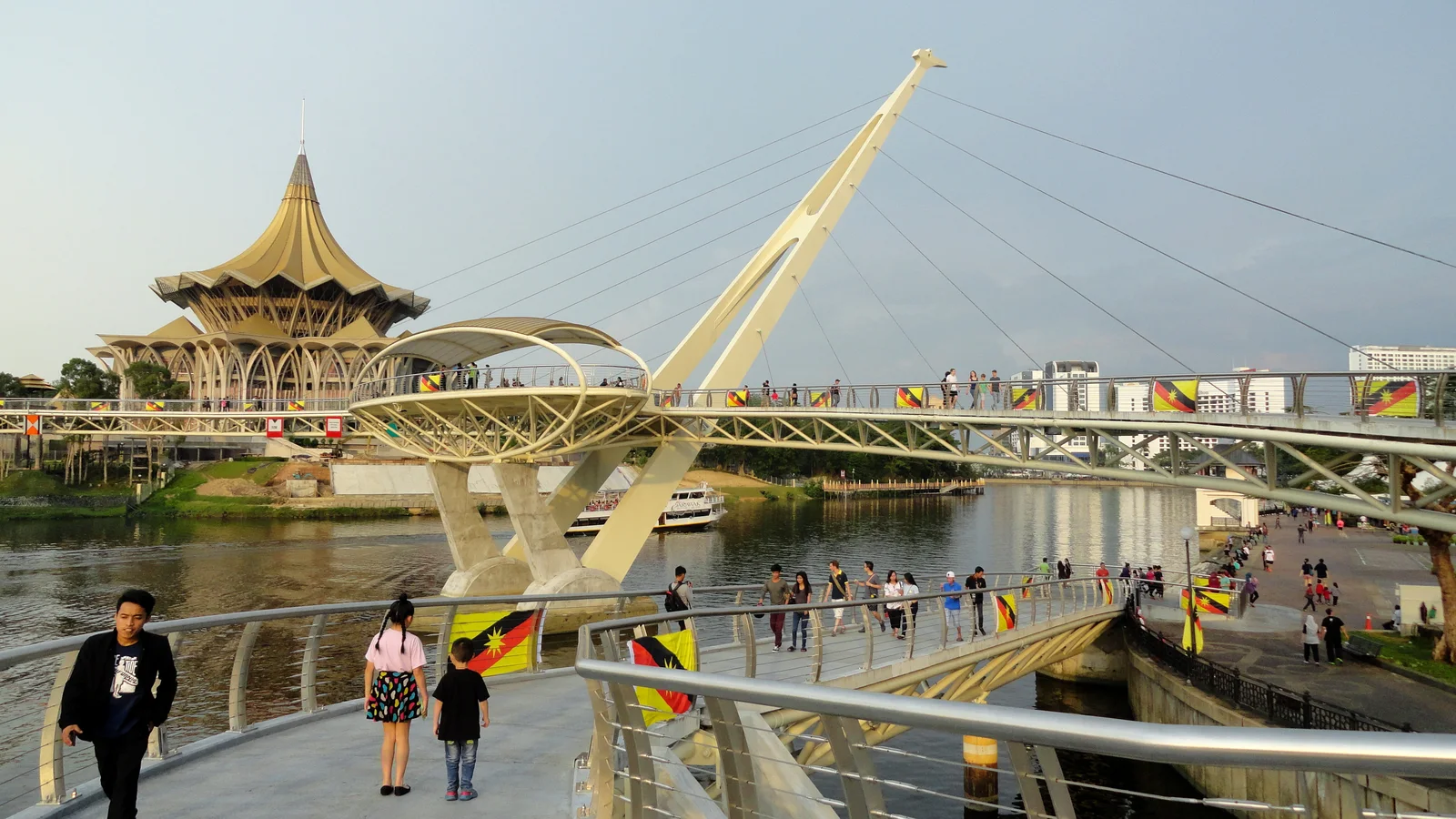 Gedung Parlemen dan Jembatan Darul Hana di Sungai Sarawak di Kuching