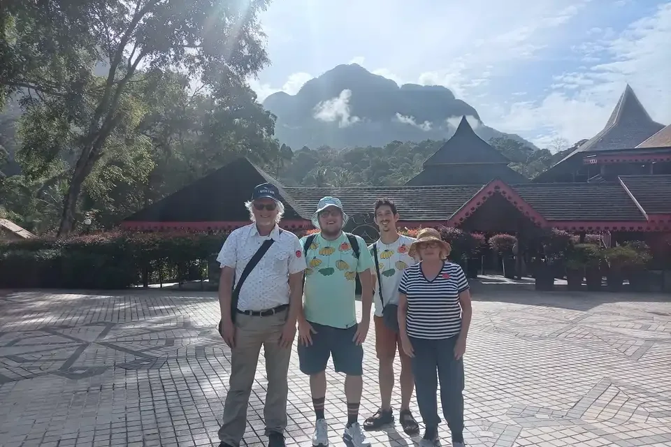 Pengunjung di depan bangunan tradisional Desa Budaya Sarawak