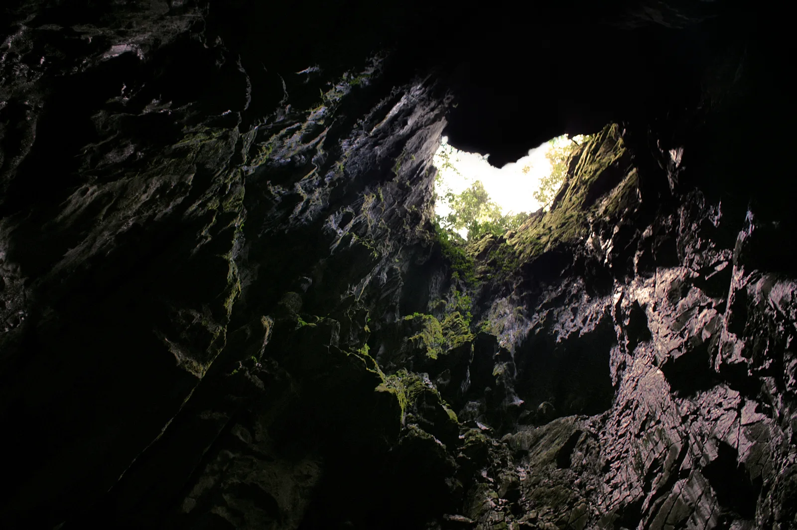Pemandangan dari dalam Gua Angin ke bukaan siang hari